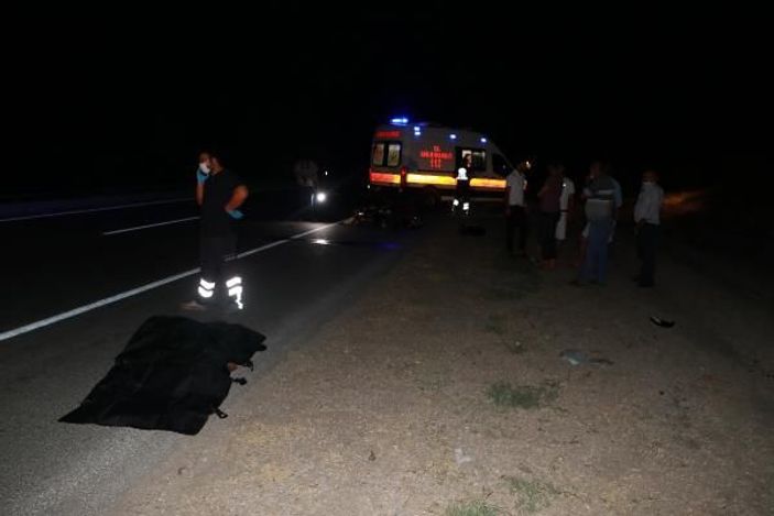 Kamyonet, yol kenarındaki motosiklete arkadan çarptı: 1 ölü, 1 yaralı -5