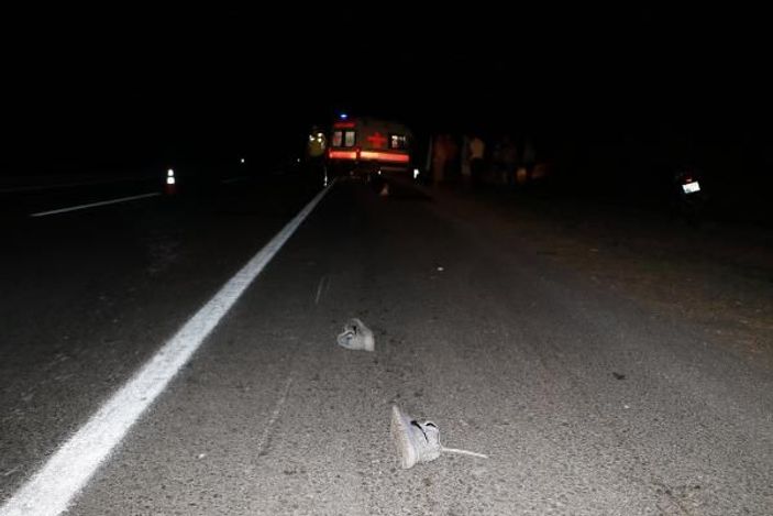 Kamyonet, yol kenarındaki motosiklete arkadan çarptı: 1 ölü, 1 yaralı -2