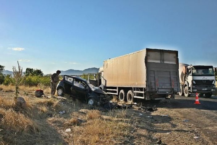 Diyarbakır'da TIR ile otomobil çarpıştı: 1 ölü, 5 yaralı  -3