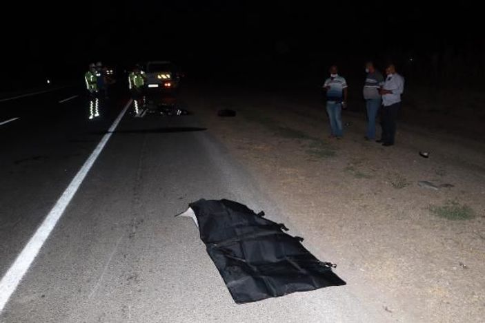 Kamyonet, yol kenarındaki motosiklete arkadan çarptı: 1 ölü, 1 yaralı -3