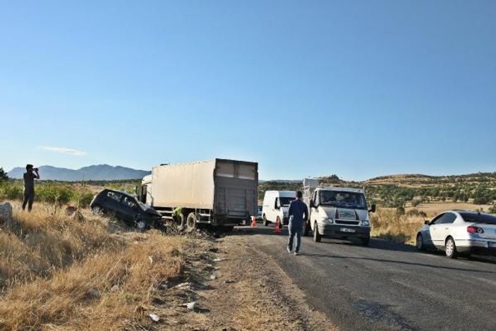 Diyarbakır'da TIR ile otomobil çarpıştı: 1 ölü, 5 yaralı  -8