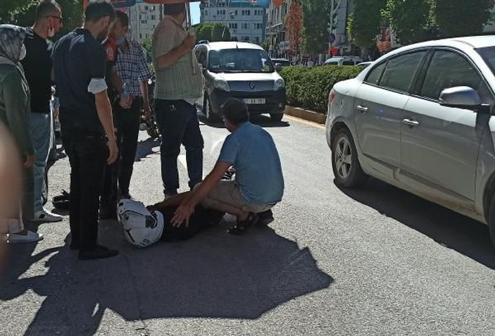 Kaza yapan Yunus polisini, şemsiyeyle güneşten korudu -2