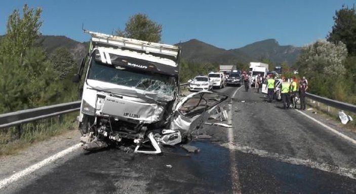 Otomobille kamyonet çarpıştı: 2 ölü, 3 yaralı  -6