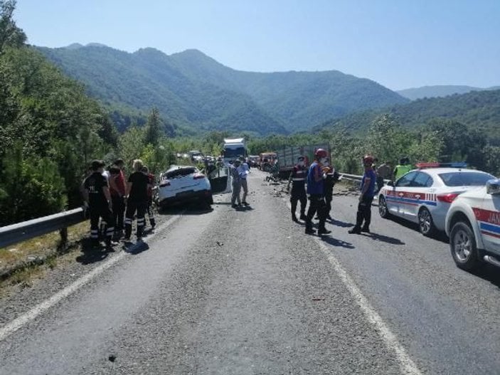 Otomobille kamyonet çarpıştı: 2 ölü, 3 yaralı  -3