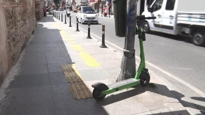 Otomobil, motosiklet, elektrikli scooter... İstanbul'da kaldırımlar işgal altında -9