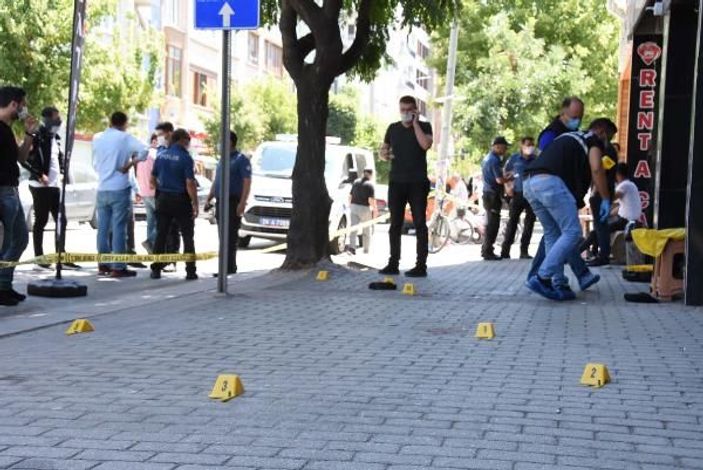 Sokak ortasında tartıştığı kişiyi silahla ağır yaralayıp kaçtı -9