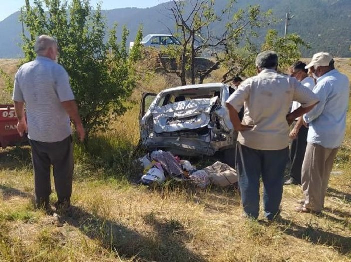 Otomobil tarlaya uçtu: Anne öldü, eşi ve 2 çocuğu yaralandı -2
