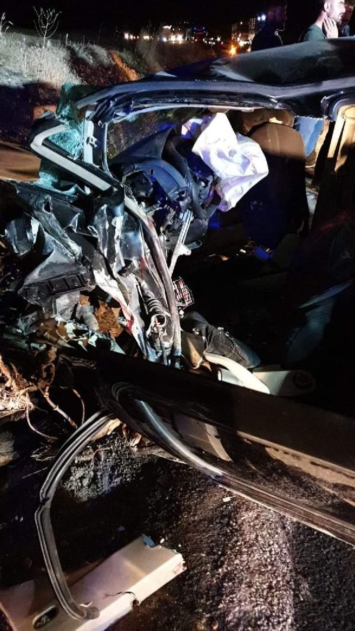 Aksaray'da iki araç kafa kafaya çarpıştı: 2 ölü 4 yaralı