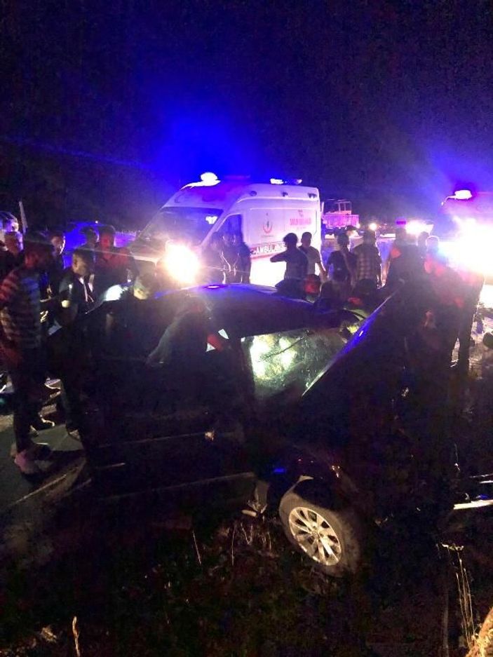 Aksaray'da iki araç kafa kafaya çarpıştı: 2 ölü 4 yaralı