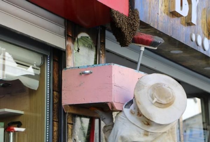 Tabelaya yuva yapan arılar yüzünden esnaf  iş yerlerini açamadı -1