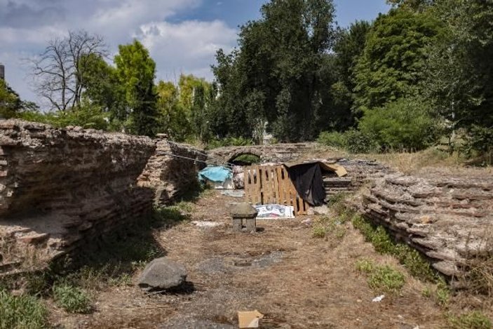 İstanbul'un orta yerindeki tarihi kilise kalıntılarının içler acısı hali -6