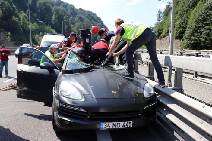 TIR'a çarpan cipin sürücüsü Aslı, sıkıştığı yerden 45 dakikada kurtarıldı -1