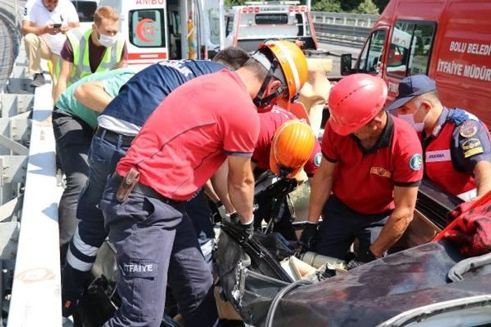 TIR'a çarpan cipin sürücüsü Aslı, sıkıştığı yerden 45 dakikada kurtarıldı -4