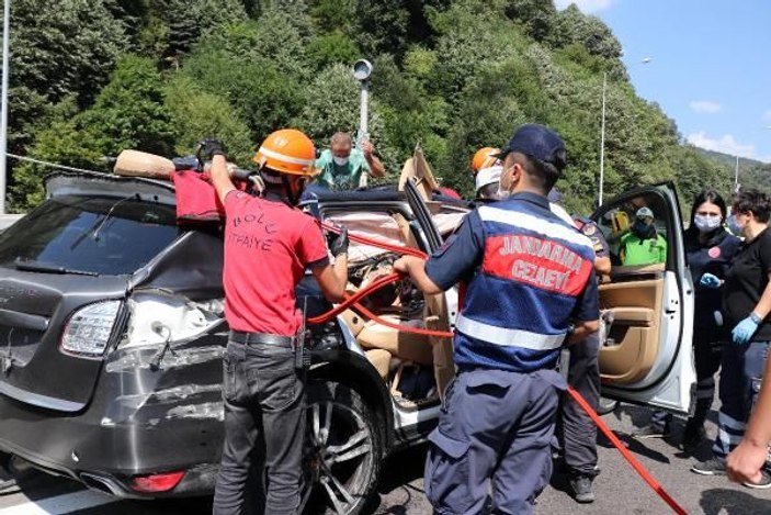 TIR'a çarpan cipin sürücüsü Aslı, sıkıştığı yerden 45 dakikada kurtarıldı -2
