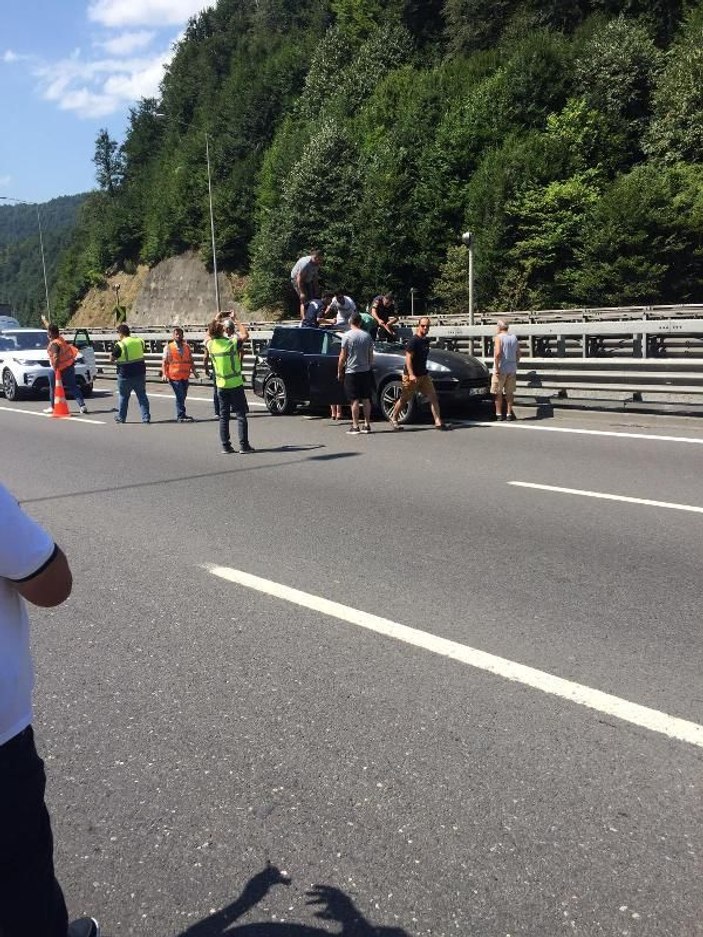 TIR'a çarpan cipin sürücüsü Aslı, sıkıştığı yerden 45 dakikada kurtarıldı -9