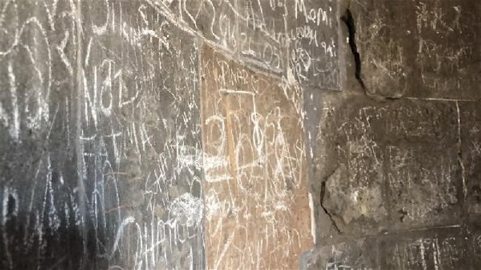 Ani'de tarihi yapıtların duvarları aşk ilan alanı oldu -5