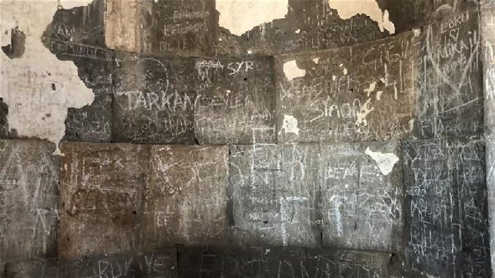 Ani'de tarihi yapıtların duvarları aşk ilan alanı oldu -2