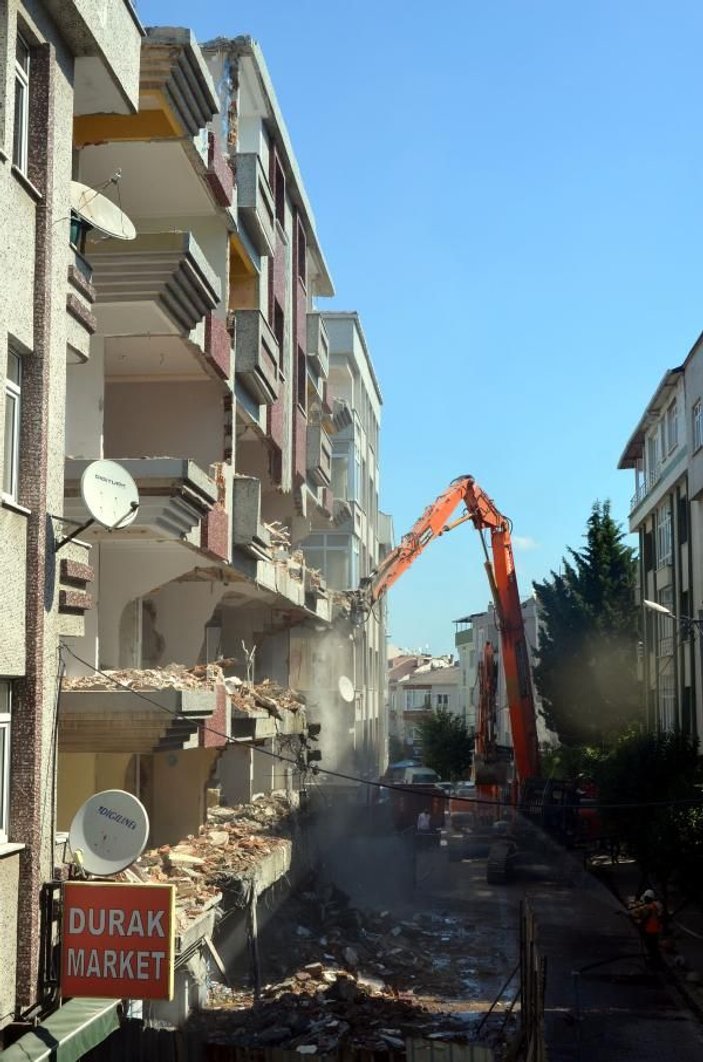 Avcılar'da Gölcük Depremi'nde hasar gören apartman 21 yıl sonra yıkıldı -5