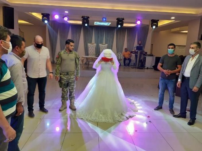 Uzman çavuş, düğünde damatlık yerine askeri üniforma giydi -3