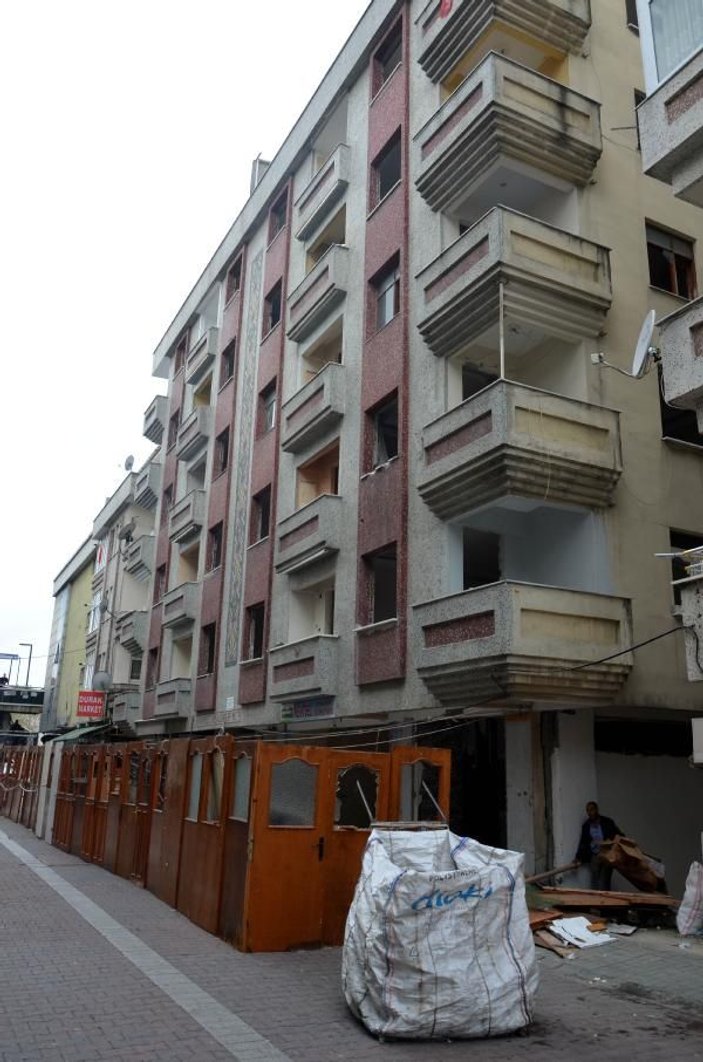 Avcılar'da Gölcük Depremi'nde hasar gören apartman 21 yıl sonra yıkıldı -6