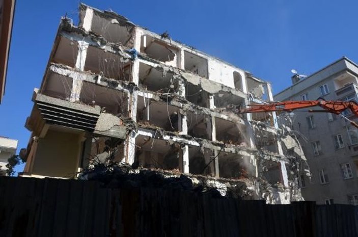 Avcılar'da Gölcük Depremi'nde hasar gören apartman 21 yıl sonra yıkıldı -10