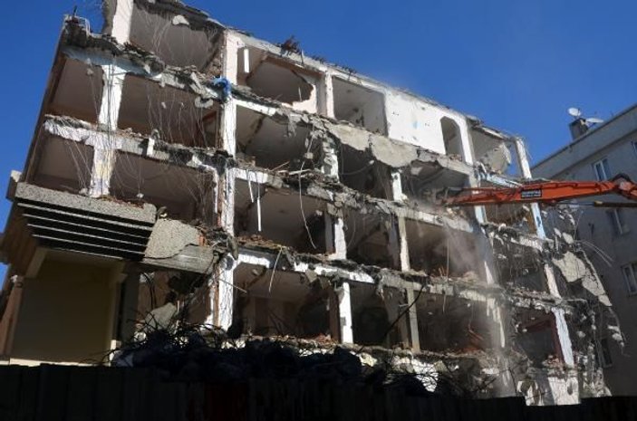 Avcılar'da Gölcük Depremi'nde hasar gören apartman 21 yıl sonra yıkıldı -1