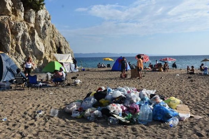 İtalyan koyu, tatilcilerin atıklarıyla çöplüğe döndü -5