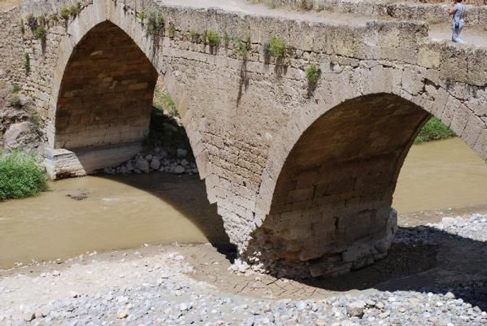 800 yıllık tarihi köprüye kepçeli müdahaleye idari soruşturma -3