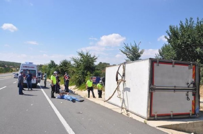 Tekirdağ'da kamyon park halindeki kamyona çarptı: 3 yaralı -8