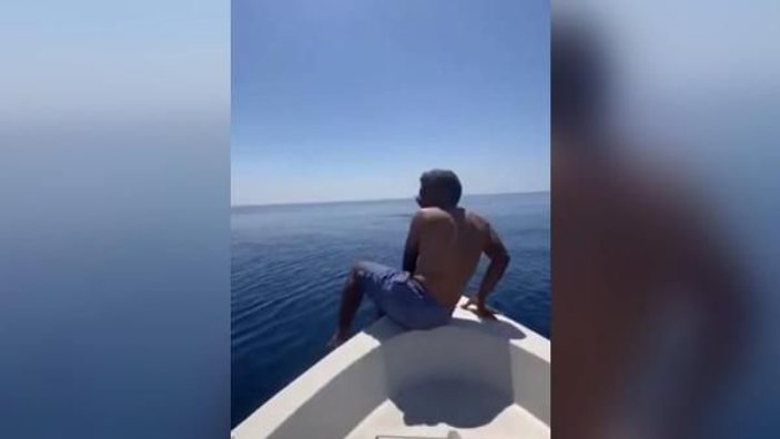 Suudi Arabistan’da bir adam balina köpek balığının sırtına bindi -2