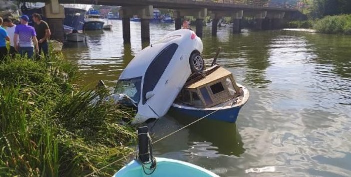 Otomobil, nehir kenarındaki teknenin üzerine düştü  -6