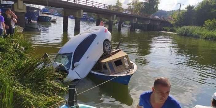 Otomobil, nehir kenarındaki teknenin üzerine düştü  -3