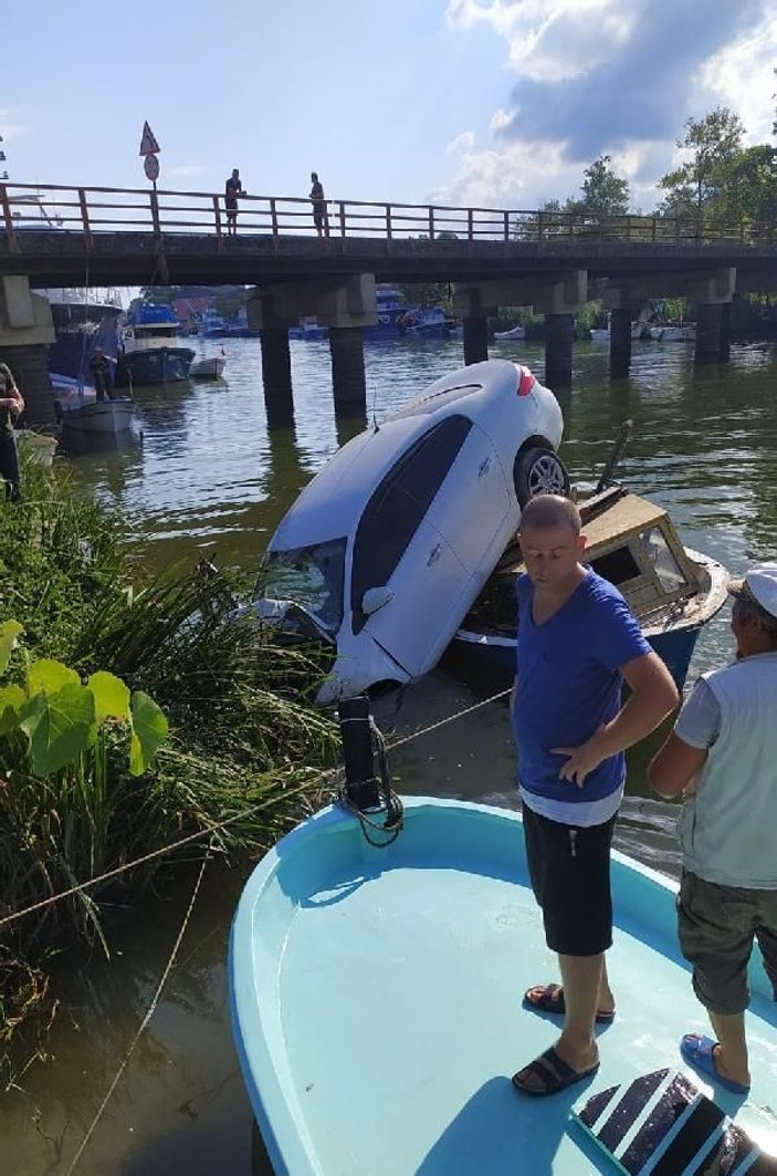 Otomobil, nehir kenarındaki teknenin üzerine düştü  -4