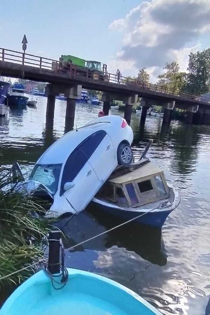 Otomobil, nehir kenarındaki teknenin üzerine düştü  -1