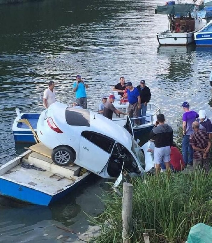 Otomobil, nehir kenarındaki teknenin üzerine düştü  -7