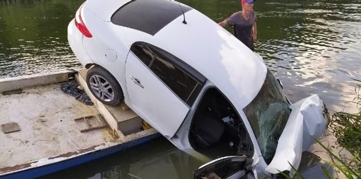 Otomobil, nehir kenarındaki teknenin üzerine düştü  -2
