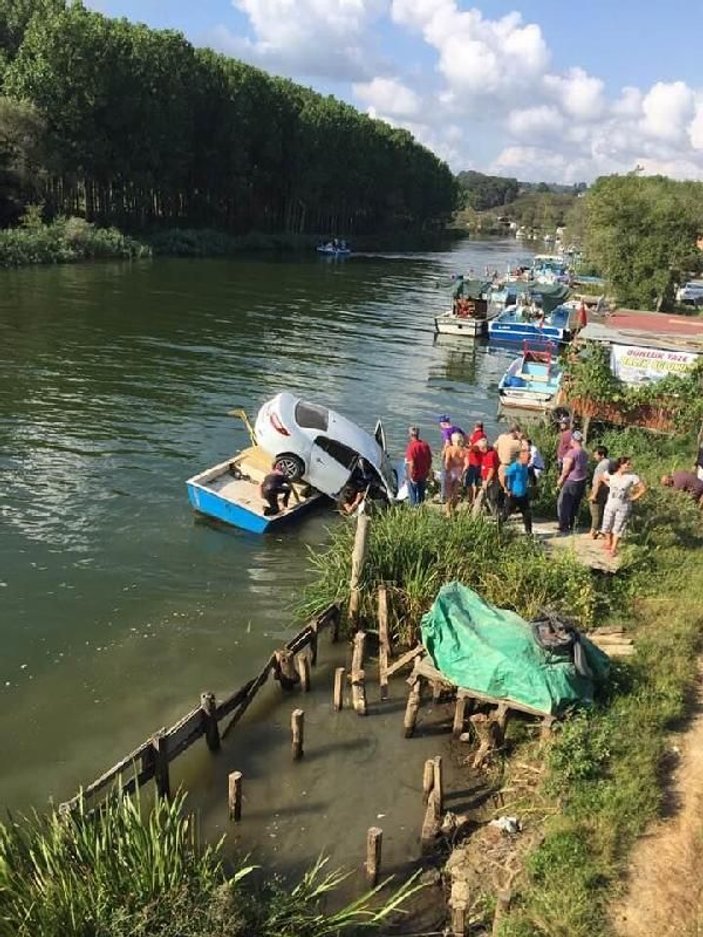 Otomobil, nehir kenarındaki teknenin üzerine düştü  -9