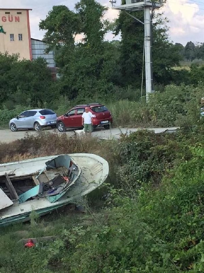 Otomobil, nehir kenarındaki teknenin üzerine düştü  -8