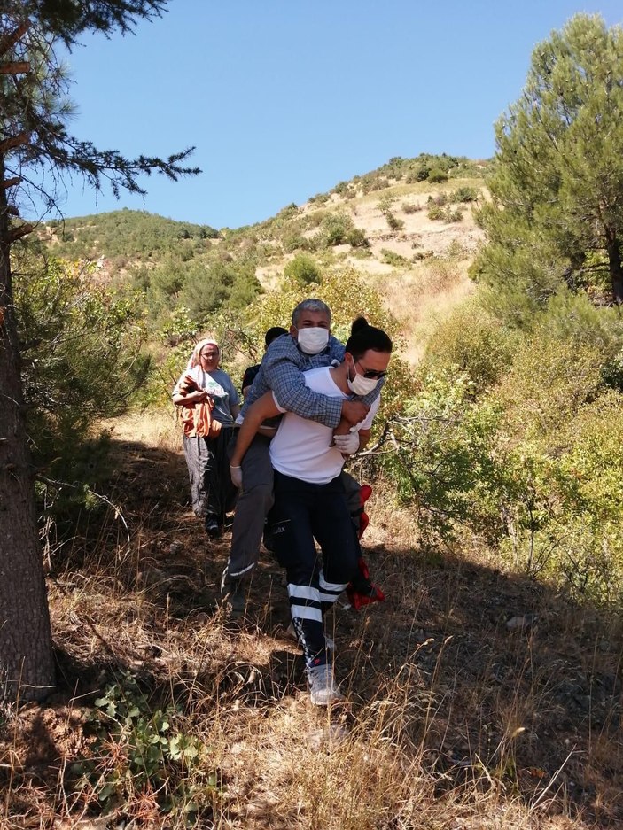Ambulans şoförü, hastayı 1 kilometre sırtında taşıdı -2