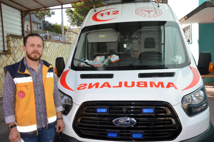 Ambulans şoförü, hastayı 1 kilometre sırtında taşıdı -3