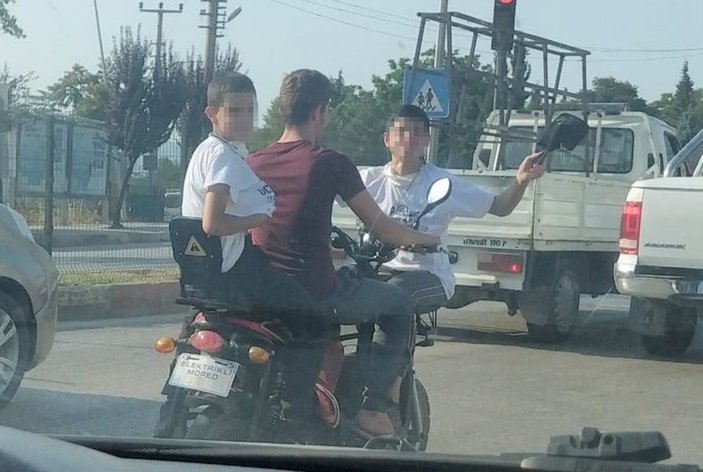 3 çocuğun elektrikli bisikletle tehlikeli yolculuğu kamerada -2