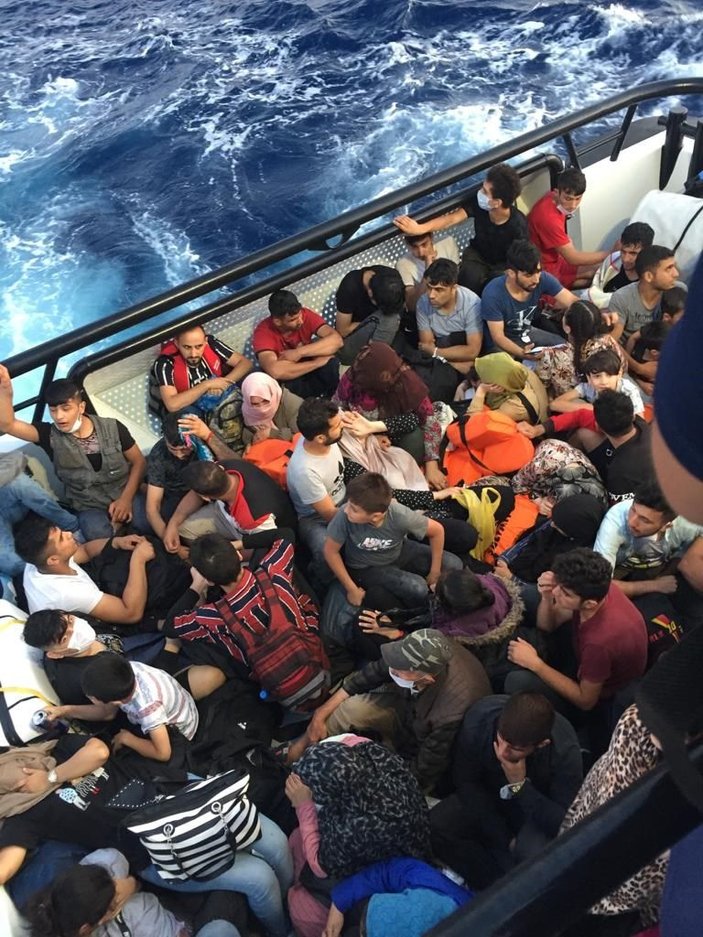 Ayvacık açıklarında sürüklenen teknedeki 145 kaçak göçmen kurtarıldı -1