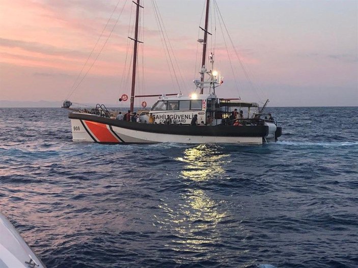 Ayvacık açıklarında sürüklenen teknedeki 145 kaçak göçmen kurtarıldı -2