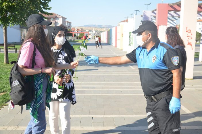 Uşak polisi, maske takan vatandaşlara kırmızı gül dağıttı -6