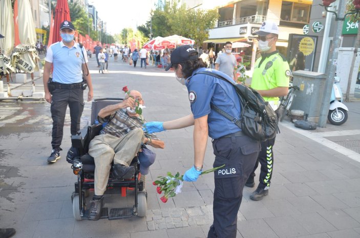 Uşak polisi, maske takan vatandaşlara kırmızı gül dağıttı -5
