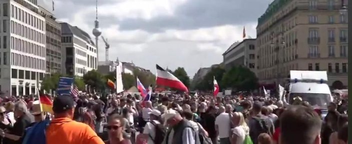Almanya’da binlerce kişiden koronavirüs protestosu -1