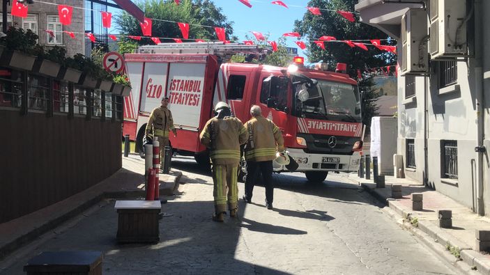 Beyoğlu'nda yanan cipini böyle söndürmeye çalıştı -7