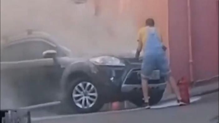 Beyoğlu'nda yanan cipini böyle söndürmeye çalıştı -4