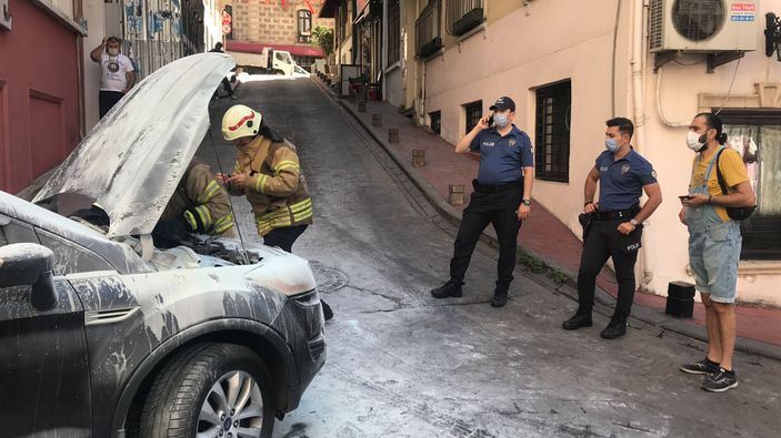 Beyoğlu'nda yanan cipini böyle söndürmeye çalıştı -5