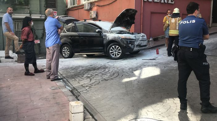 Beyoğlu'nda yanan cipini böyle söndürmeye çalıştı -6